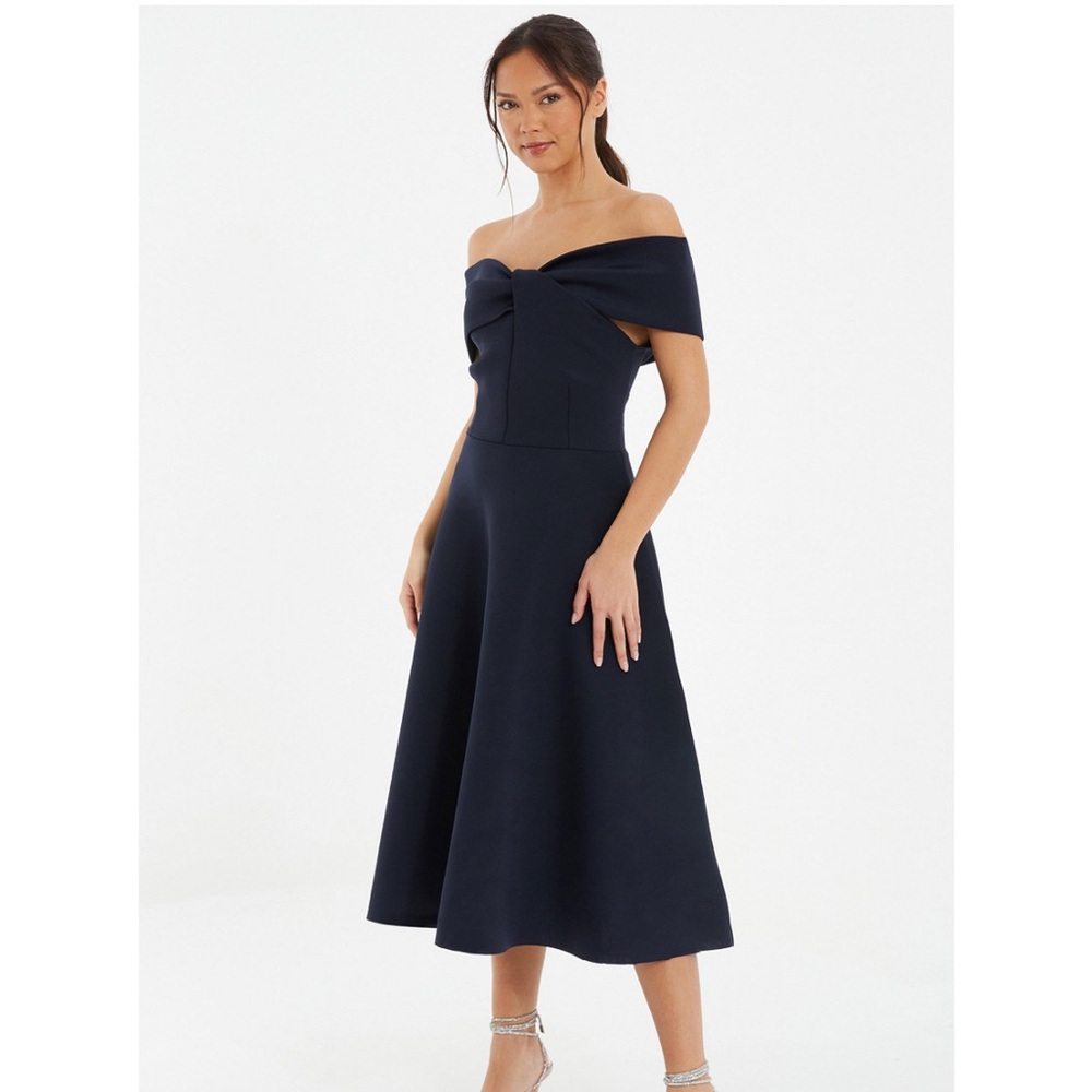 Excellent condition twist front dress in navy and white by Quiz size 4 ( US S)